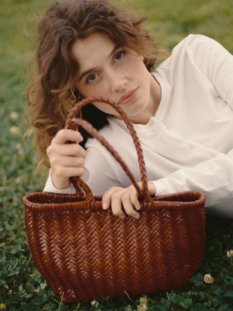 Bolsos de fibra natural rafia, mimbre, yute y más allá del verano