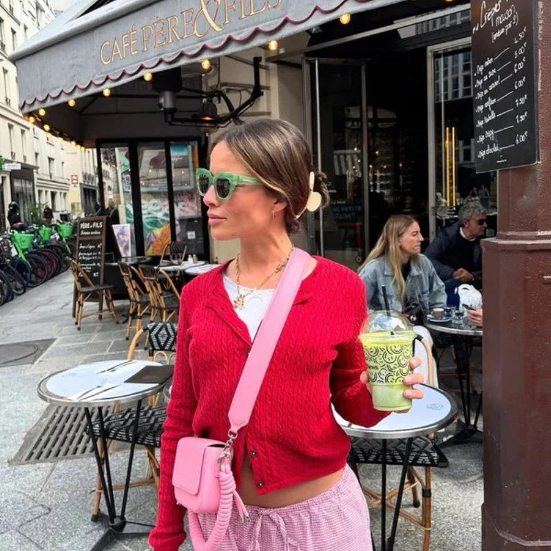 Ideas para combinar tu vestido rosa con zapatos y bolso de invitada