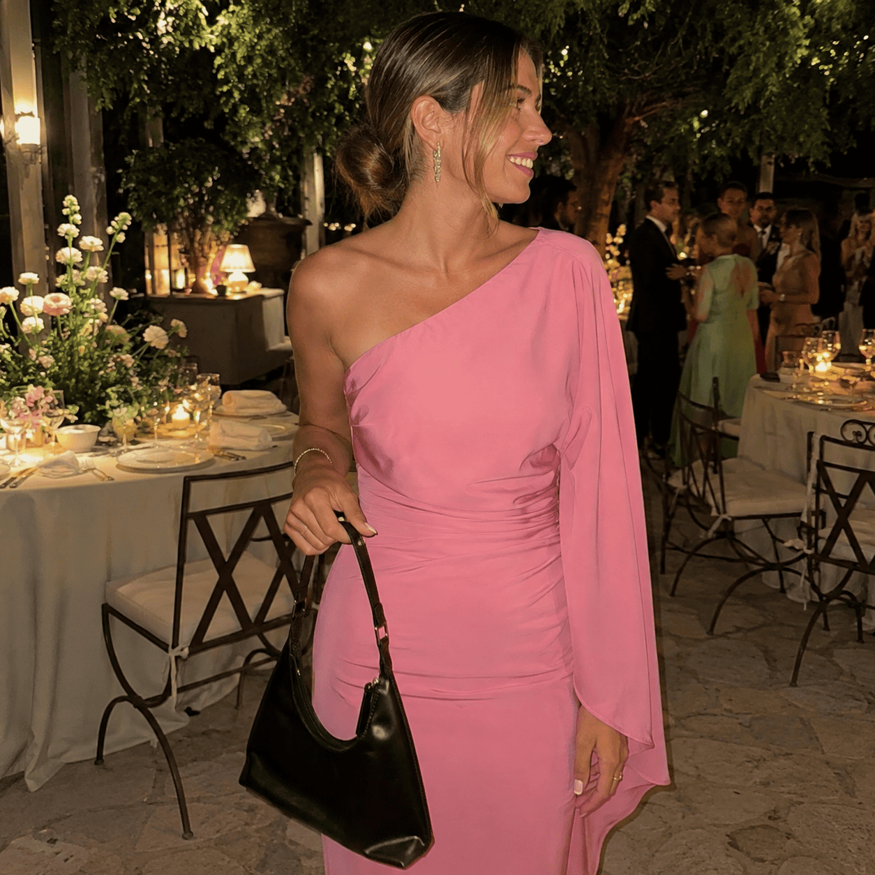 Ideas para combinar tu vestido rosa con zapatos y bolso de invitada