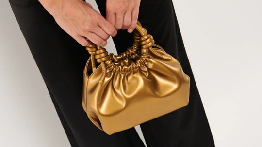 Deslumbra en tus Fiestas con los Elegantes Bolsos Dorados de Ferent Bags