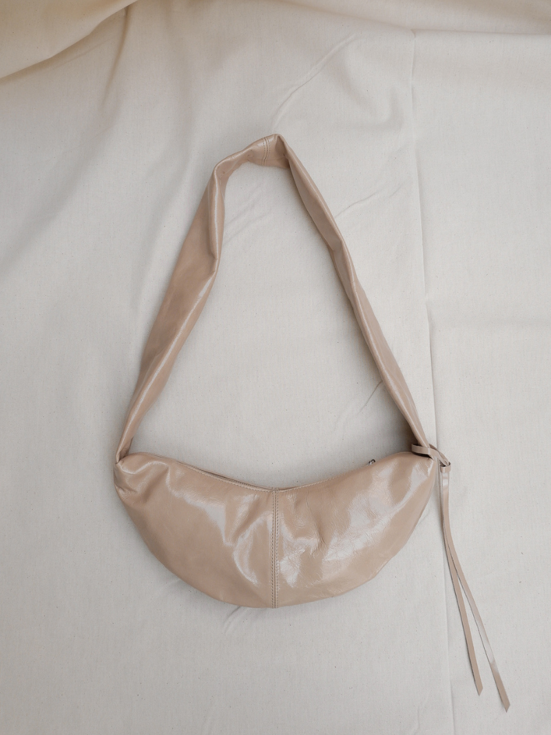 Banana bag XS crushed patent sand - Ferent Bags 