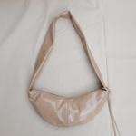 Banana bag XS crushed patent sand - Ferent Bags 