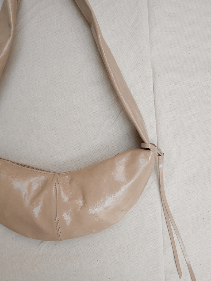 Banana bag XS crushed patent sand - Ferent Bags 