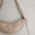 Banana bag XS crushed patent sand - Ferent Bags 