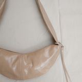 Banana bag XS crushed patent sand - Ferent Bags 