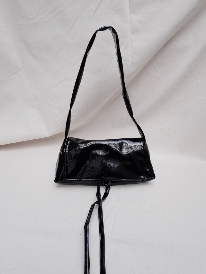 Triangle Messenger Bag crushed patent black - Ferent Bags 