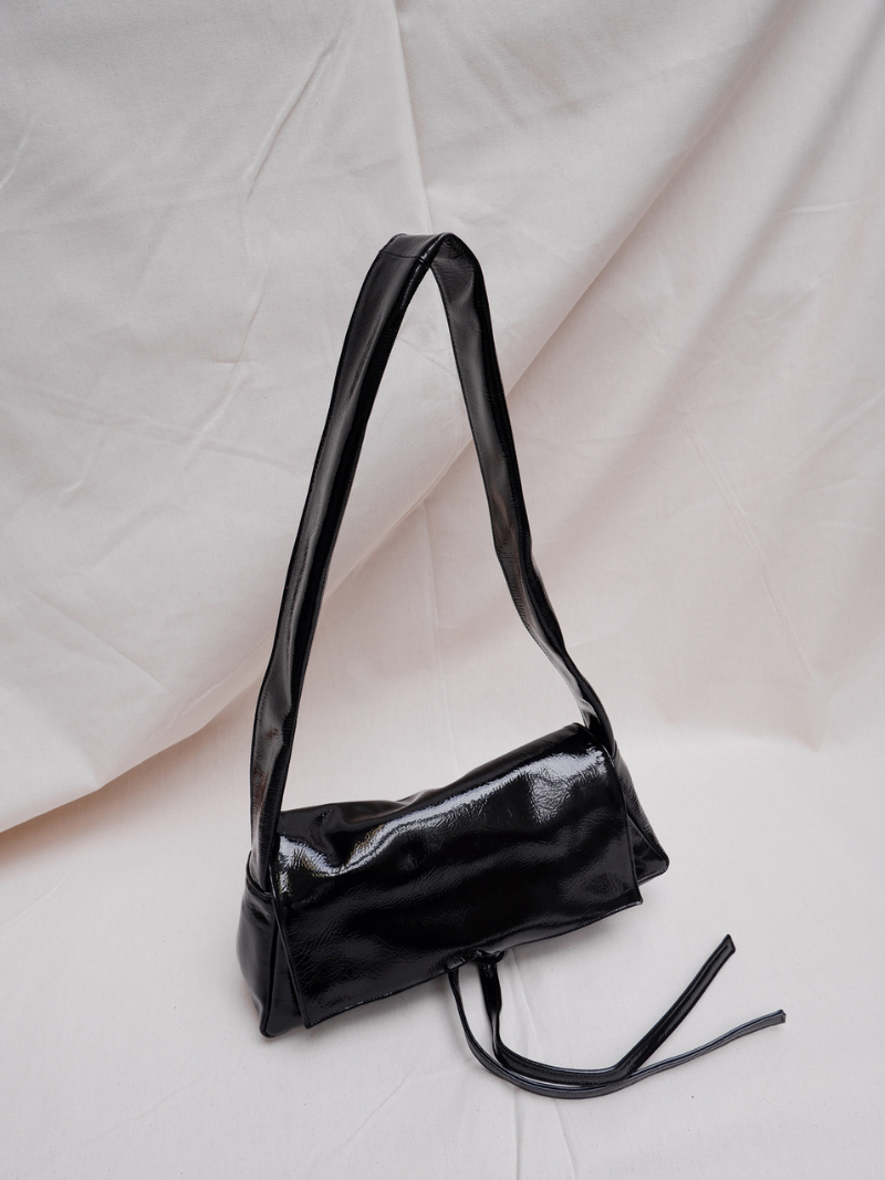 Triangle Messenger Bag crushed patent black - Ferent Bags 