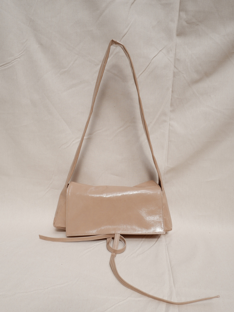 Triangle Messenger Bag crushed patent sand - Ferent Bags 